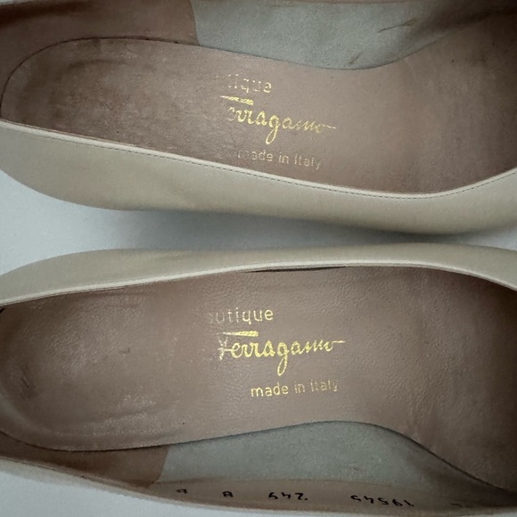 Salvatore Ferragamo Boutique Made in Italy Cream Heeled Loafers Size 8 - Picture 12 of 16